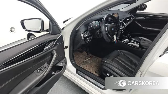 BMW 5 Series (G30) 2018 Белый из Кореи, фото 3