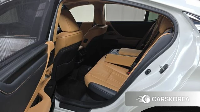 Lexus ES300h 7th generation 2023 Белый из Кореи, фото 3