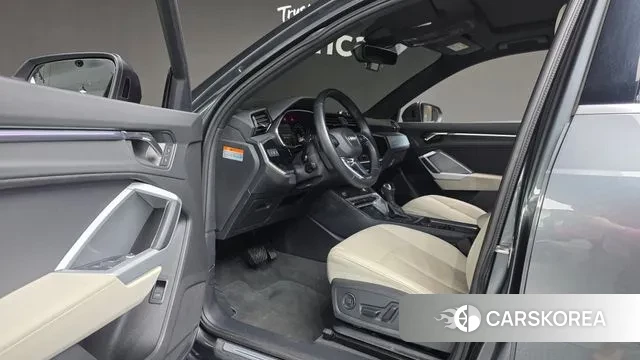 Audi Q3 (F3) 2023 Серый из Кореи, фото 3