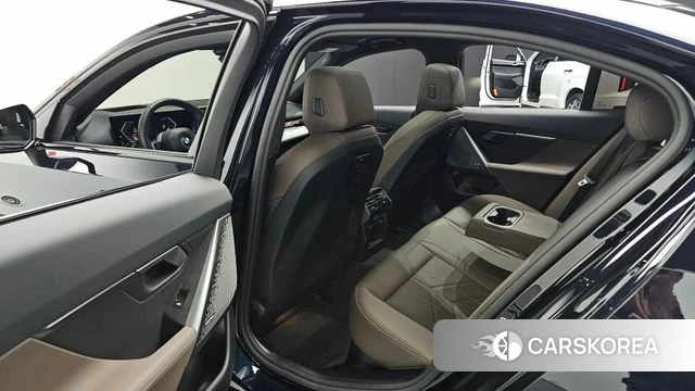 BMW 5 Series (G60) 2025 Черный из Кореи, фото 3