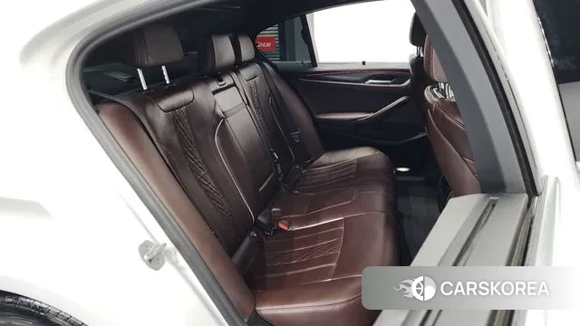 BMW 5 Series (G30) 2023 Белый из Кореи, фото 3