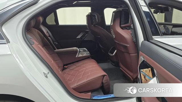BMW 7 Series (G70) 2025 Белый из Кореи, фото 3