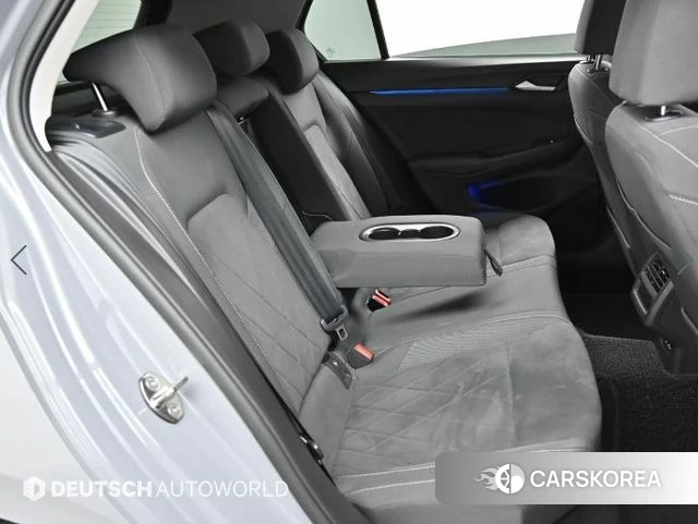 Volkswagen Golf 8th Generation 2023 Серебристо-серый из Кореи, фото 3