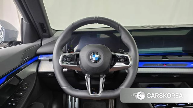 BMW 5 Series (G60) 2024 Серебристо-серый из Кореи, фото 3
