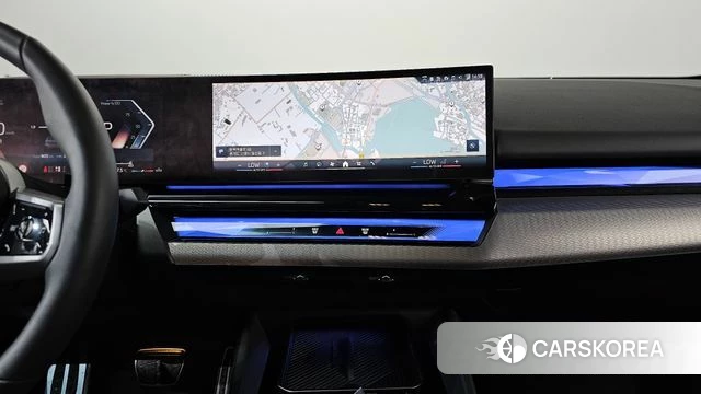 BMW 5 Series (G60) 2024 Цвет галактики из Кореи, фото 3