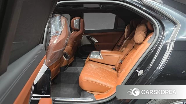 BMW 7 Series (G70) 2023 Черный из Кореи, фото 3