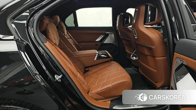 BMW 7 Series (G70) 2024 Черный из Кореи, фото 3