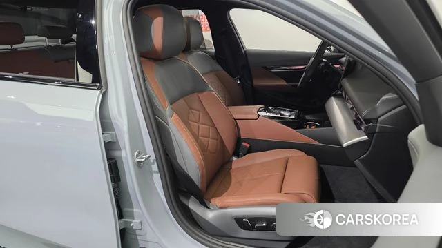 BMW 5 Series (G60) 2025 Цвет галактики из Кореи, фото 3