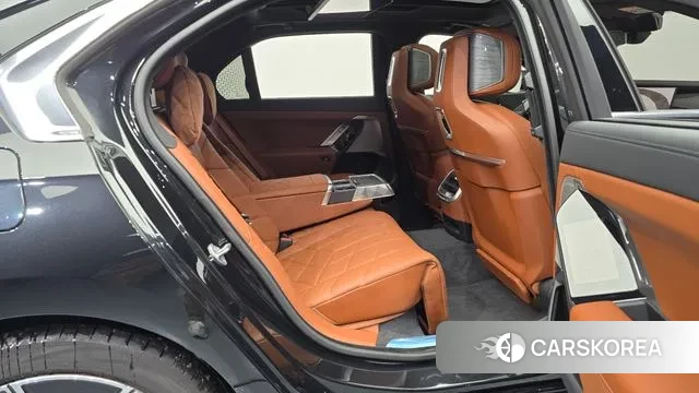 BMW 7 Series (G70) 2024 Черный из Кореи, фото 3