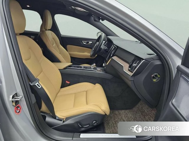 Volvo V60 Cross-Country 2nd Generation 2023 Серебряный из Кореи, фото 3
