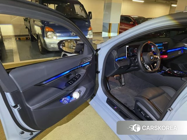 BMW M5 (G90) 2026 Цвет галактики из Кореи, фото 3