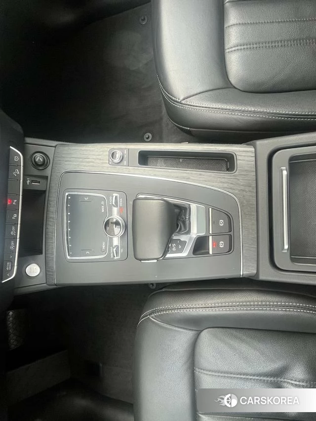 Audi Q5L 2021 Черный из Китая, фото 3
