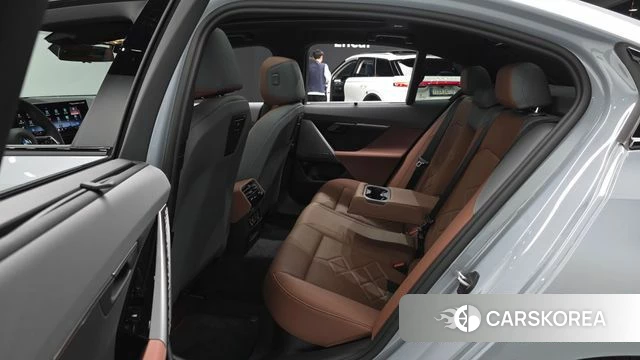 BMW 5 Series (G60) 2025 Серебристо-серый из Кореи, фото 3