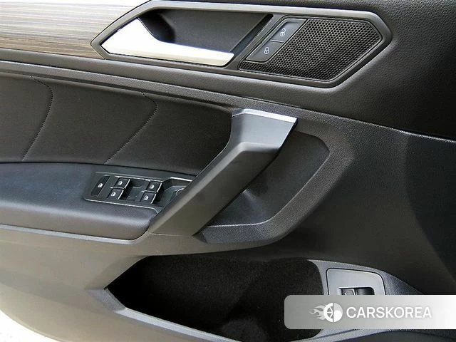 Volkswagen Tiguan Allspace 2023 Белый из Кореи, фото 3