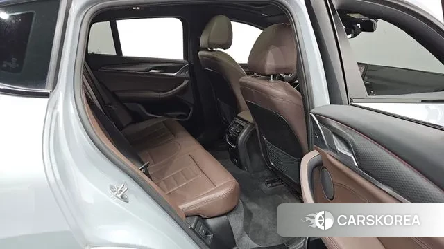 BMW X4 (G02) 2022 Светло-серебряный цвет из Кореи, фото 3