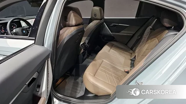 BMW 5 Series (G60) 2024 Серебристо-серый из Кореи, фото 3