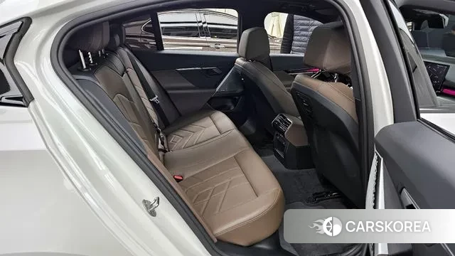 BMW 5 Series (G60) 2023 Белый из Кореи, фото 3