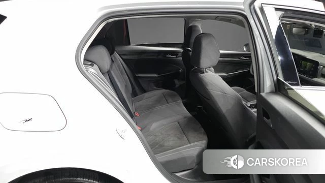 Volkswagen Golf 8th Generation 2023 Белый из Кореи, фото 3