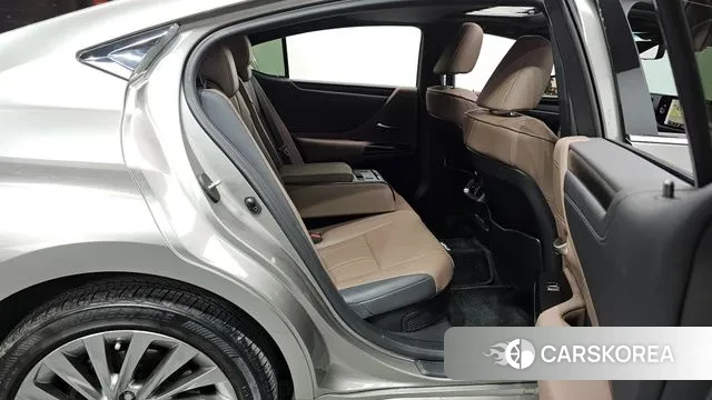 Lexus ES300h 7th generation 2023 Серебряный из Кореи, фото 3