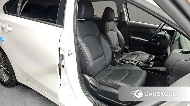 Kia The New K3 2nd generation 2023 Белый из Кореи, фото 3