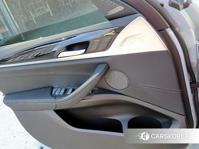 BMW X4 (G02) 2024 Светло-серебряный цвет из Кореи, фото 3