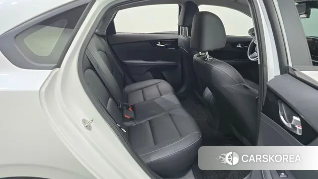 Kia The New K3 2nd generation 2023 Белый из Кореи, фото 3