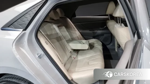 Hyundai The New Avante (CN7) 2023 Серебристо-серый из Кореи, фото 3