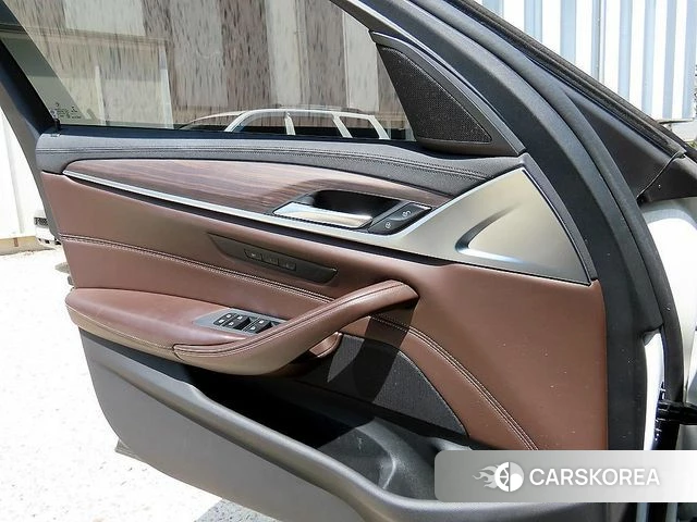 BMW 5 Series (G30) 2018 Белый из Кореи, фото 3