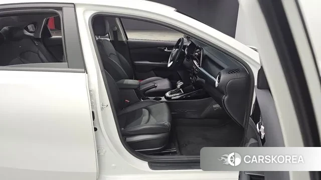 Kia The New K3 2nd generation 2023 Белый из Кореи, фото 3