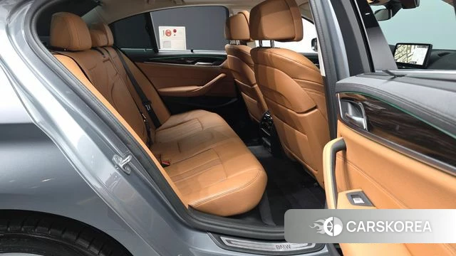BMW 5 Series (G30) 2023 Серебристо-серый из Кореи, фото 3