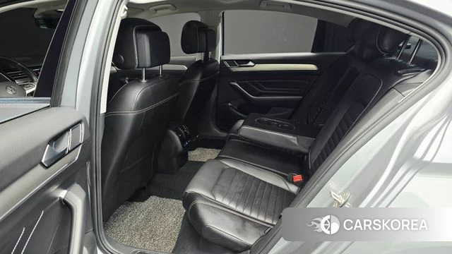 Volkswagen Passat GT (B8) 2022 Серебряный из Кореи, фото 3