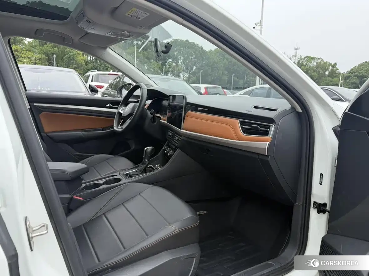 Volkswagen Bora 2023 Белый из Китая, фото 3