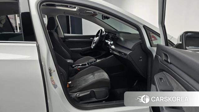 Volkswagen Golf 8th Generation 2024 Белый из Кореи, фото 3