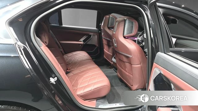 BMW 7 Series (G70) 2024 Черный из Кореи, фото 3