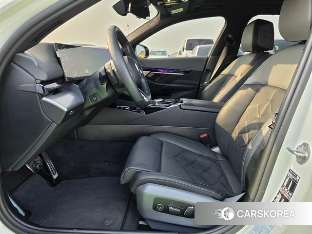 BMW 5 Series (G60) 2023 Белый из Кореи, фото 3