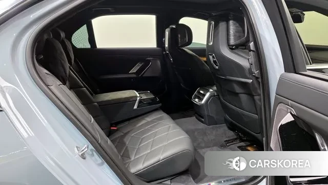 BMW 7 Series (G70) 2024 Светло-серебряный цвет из Кореи, фото 3