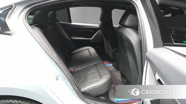 BMW 5 Series (G60) 2025 Светло-серебряный цвет из Кореи, фото 3