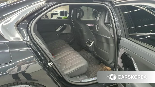 BMW 7 Series (G70) 2024 Черный из Кореи, фото 3