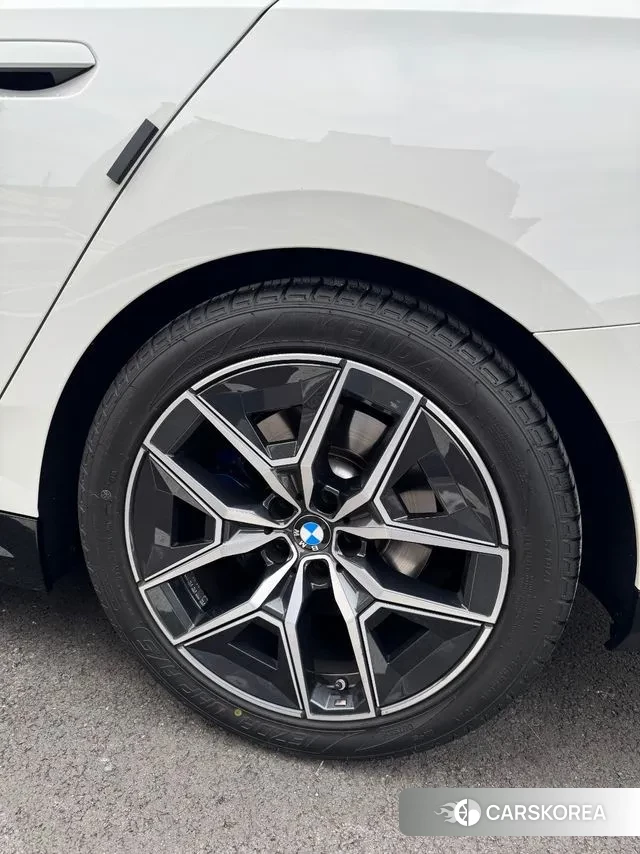 BMW 5 Series (G60) 2024 Жемчужный цвет из Кореи, фото 3