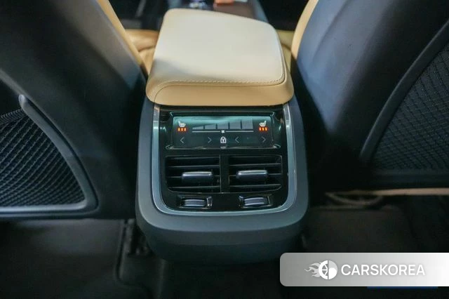 Volvo XC60 second Generation 2023 Белый из Кореи, фото 3