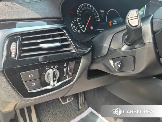 BMW 5 Series (G30) 2019 Белый из Кореи, фото 3