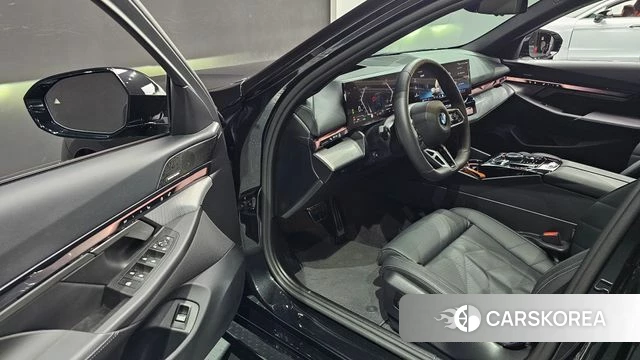 BMW 5 Series (G60) 2025 Черный из Кореи, фото 3