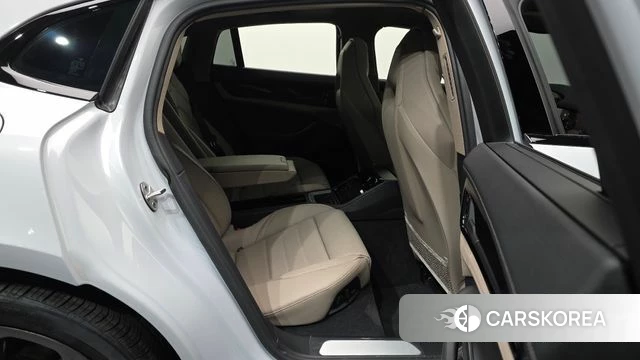 Porsche Panamera (976) 2024 Светло-серебряный цвет из Кореи, фото 3