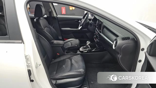 Kia The New K3 2nd generation 2023 Белый из Кореи, фото 3