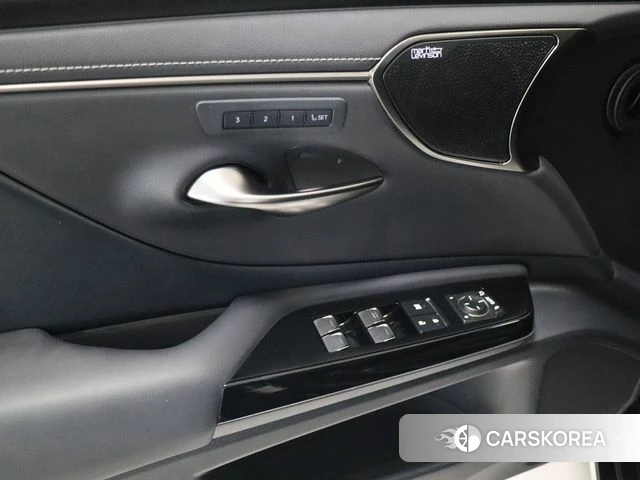 Lexus ES300h 7th generation 2025 Черный из Кореи, фото 3