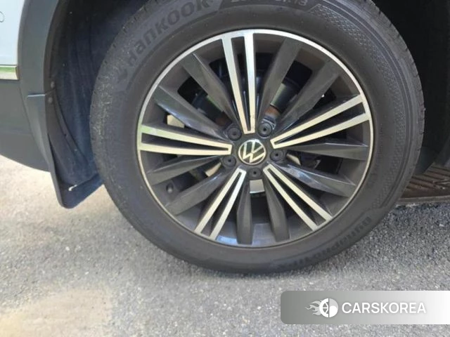 Volkswagen Tiguan second Generation 2022 Белый из Кореи, фото 3