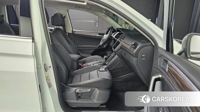 Volkswagen Tiguan Allspace 2023 Белый из Кореи, фото 3