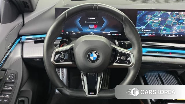 BMW 5 Series (G60) 2024 Цвет галактики из Кореи, фото 3