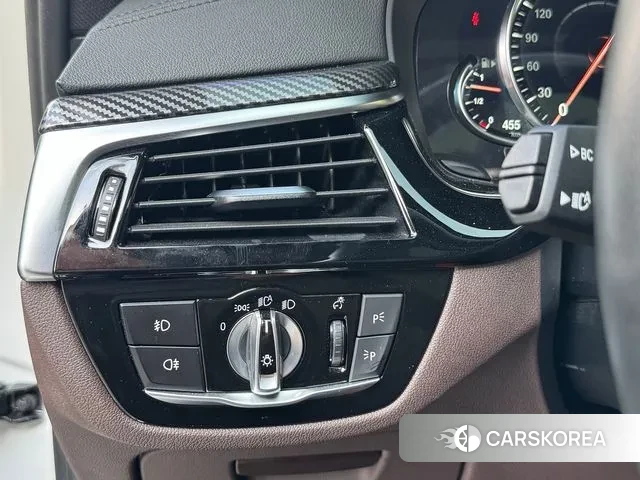 BMW 5 Series (G30) 2018 Белый из Кореи, фото 3