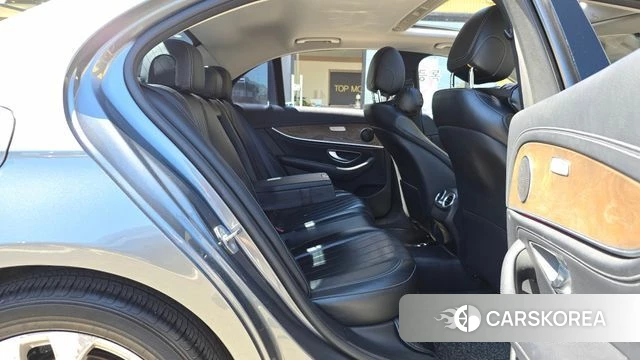 Mercedes-Benz E-Class W213 2018 Серебристо-серый из Кореи, фото 3